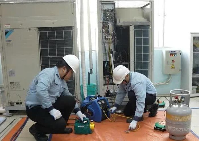Hoạt động thu hồi môi chất lạnh. Ảnh: Cục Biến đổi khí hậu.