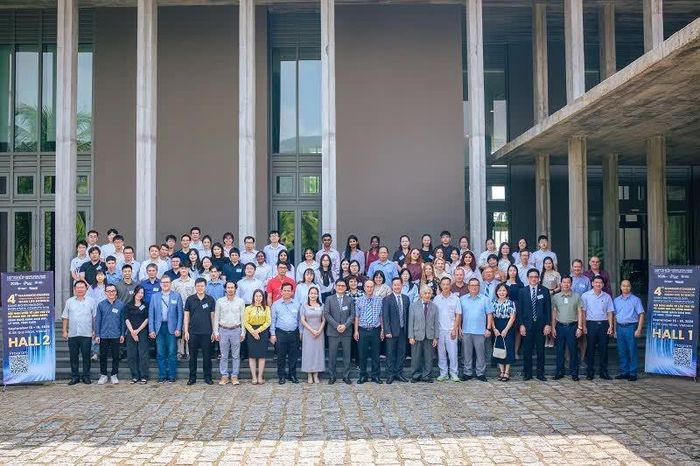 Các đại biểu tham dự NanoBioCoM2026 chụp ảnh lưu niệm tại Trung tâm ICISE.