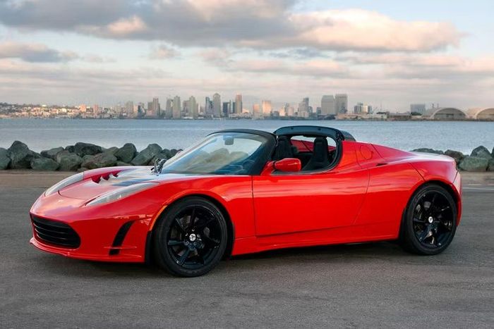 Tesla bắt đầu sản xuất Roadster từ năm 2008, thời điểm xe điện vẫn là một thị trường rất nhỏ. Ảnh: Tesla.
