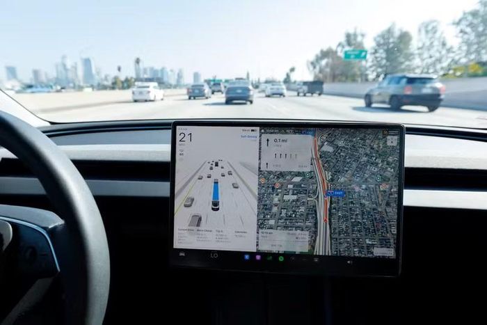 Autopilot là một trong những công nghệ giúp Tesla tạo dấu ấn, dù vẫn thuộc nhóm hệ thống hỗ trợ người lái. Ảnh: Reuters.