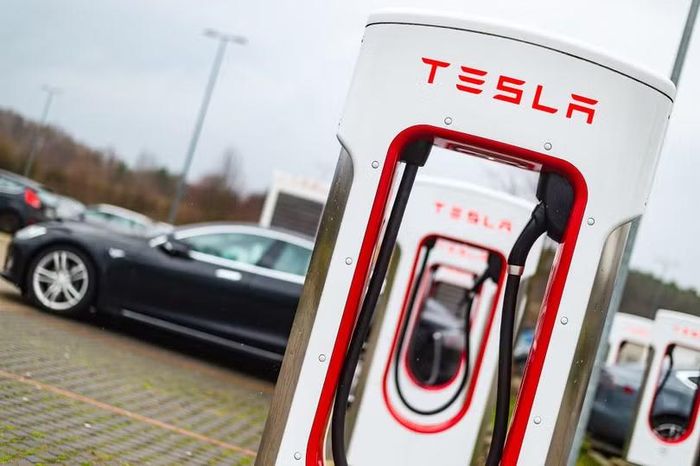 Mạng lưới trạm sạc nhanh Supercharger là một trong những lợi thế hạ tầng lớn nhất của Tesla tại Bắc Mỹ. Ảnh: Getty.
