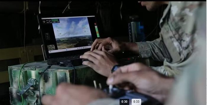 Lính Mỹ thực tập điều khiển UAV tấn công tự sát. Ảnh: QQnews.