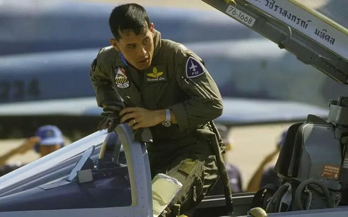 Quốc vương Thái Lan Maha Vajiralongkorn (Rama X) thời trẻ, khi ông còn là Thái tử kế vị và đang phục vụ trong Lực lượng Không quân Hoàng gia Thái Lan (RTAF). Ảnh: Getty.