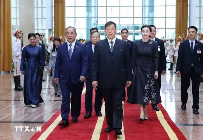 Quốc vương Thái Lan Maha Vajiralongkorn và Hoàng hậu Suthep Vajrasudhabimalakshana đến Hà Nội ngày 14/9. Ảnh: TTXVN.