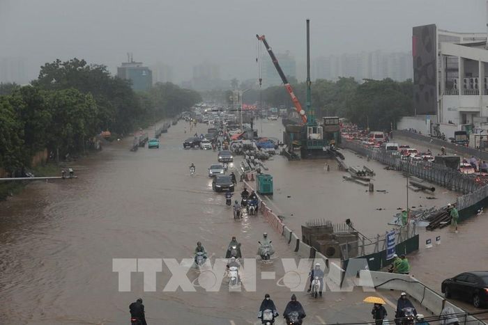 Phố Đàm Quang Trung hướng về trung tâm ngập nặng, nhiều xe chết máy, tắc đường. Ảnh: Phan Phương - TTXVN