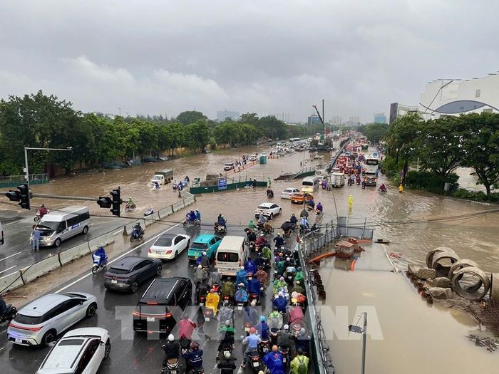 Phố Đàm Quang Trung chìm trong biển nước. Ảnh: Nhật Anh - TTXVN