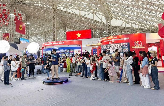 Trong khuôn khổ Triển lãm, gian trưng bày của Thông tấn xã Việt Nam (TTXVN) (tại Sảnh 8) đã thu hút sự quan tâm đặc biệt của khách tham quan.