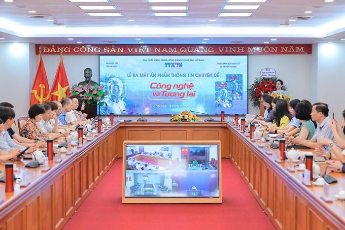 Sáng 18/5/2026, tại Hà Nội, nhân kỷ niệm 136 năm Ngày sinh Chủ tịch Hồ Chí Minh (19/5/1890 – 19/5/2026), chào mừng Ngày Khoa học, Công nghệ và Đổi mới sáng tạo Việt Nam, Thông tấn xã Việt Nam ra mắt ấn phẩm thông tin chuyên đề “Công nghệ và Tương lai”, nhằm triển khai Nghị quyết số 57-NQ/TW của Bộ Chính trị về đột phá phát triển khoa học, công nghệ, đổi mới sáng tạo và chuyển đổi số quốc gia. Đây là ấn phẩm chuyên đề phát hành hằng tháng, cung cấp tài liệu tham khảo chuyên sâu phục vụ công tác lãnh đạo, chỉ đạo của Đảng và điều hành của Nhà nước trong lĩnh vực khoa học – công nghệ và chuyển đổi số. Ảnh: Lê Đông - TTXVN