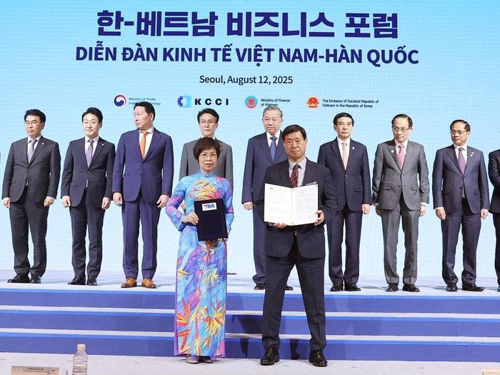 Tổng giám đốc TTXVN Vũ Việt Trang và ông Hwang Dae-il, Chủ tịch Hãng thông tấn Yonhap trao Thoả thuận hợp tác nghiệp vụ trong giai đoạn mới (Hà Quốc, 12/8/2025).