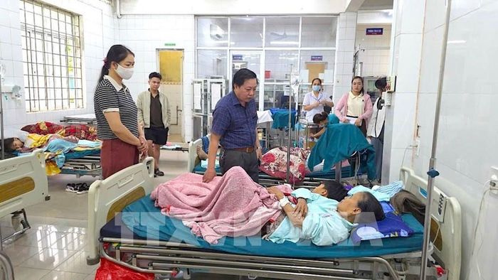 Hàng chục người nhập viện với các triệu chứng liên quan đến đường tiêu hóa. Ảnh: TTXVN phát
