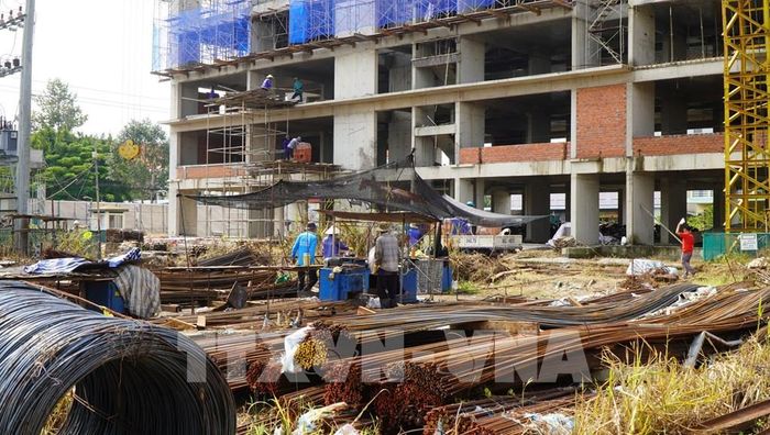 Công nhân thi công Khối chung cư A1 của Dự án nhà ở xã hội Mỹ Phú. Ảnh: Nhựt An - TTXVN