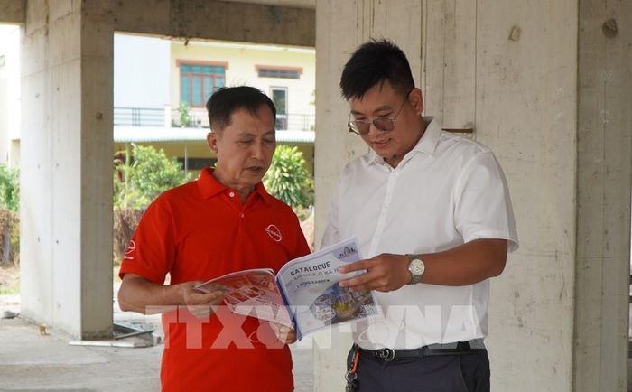 Khách hàng tìm hiểu thông tin về căn hộ tại Khối chung cư A1 thuộc Dự án nhà ở xã hội Mỹ Phú. Ảnh: Nhựt An - TTXVN