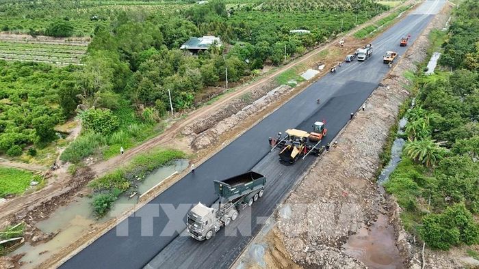 Thi công Dự án thành phần 2 thuộc Dự án Xây dựng công trình đường bộ cao tốc Cao Lãnh - An Hữu giai đoạn 1. Ảnh: Công Trí - TTXVN