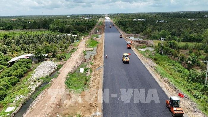 Sau khi thảm nhựa gần 500m đường đầu tiên, các nhà thầu sẽ tiến hành thảm nhựa một số cầu trên tuyến cao tốc Cao Lãnh - An Hữu giai đoạn 1. Ảnh:Công Trí - TTXVN