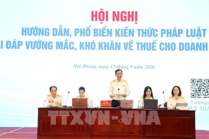 Đại diện lãnh đạo Thuế thành phố Hải Phòng giải đáp các kiến nghị của doanh nghiệp. Ảnh: Mạnh Tú - TTXVN