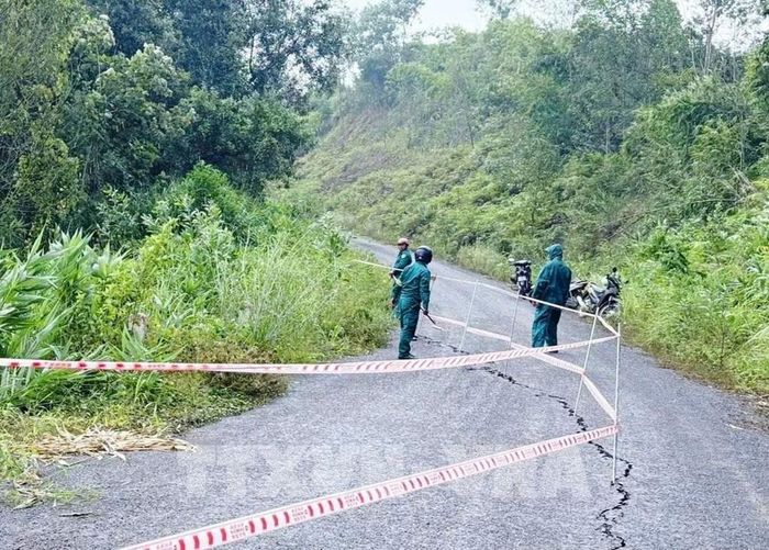 Một đoạn đường liên xã gần cầu Đắk Glong, xã Quảng Khê (Lâm Đồng) xuất hiện vết nứt dài khoảng 20m, nền đường có dấu hiệu biến dạng. Ảnh: TTXVN phát
