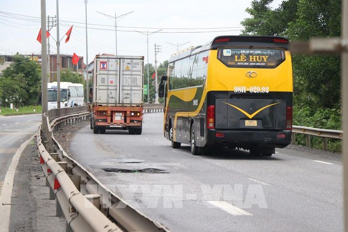 Ổ gà xuất hiện trên Quốc lộ 1, đoạn qua địa bàn thành phố Huế. Ảnh: Mai Trang - TTXVN