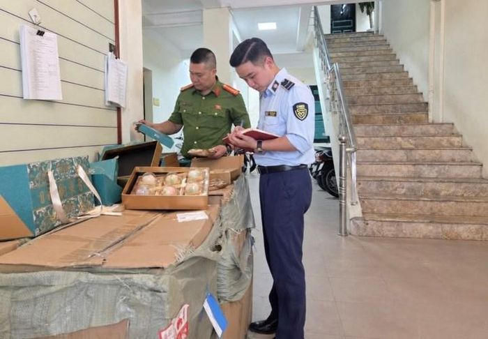 Lực lượng quản lý thị trường Hà Nội phối hợp với lực lượng công an tạm giữ bánh trung thu không có hóa đơn chứng từ hợp pháp
