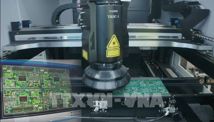 Dây chuyền sản xuất chip tại một nhà máy của Trung tâm Xúc tiến Internet Công nghiệp Con đường Tơ lụa (CPIIS) Trung Quốc. Ảnh: TTXVN phát