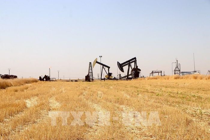 Giàn bơm dầu tại mỏ dầu Rmelan ở tỉnh Hasakah, Syria. Ảnh: THX/TTXVN phát