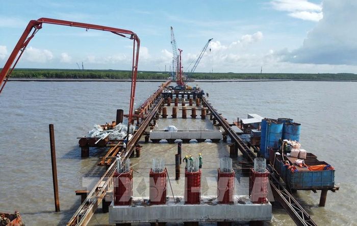 Dự án Đường giao thông ra đảo Hòn Khoai đẩy nhanh tiến độ. Ảnh: Tuấn Phi - TTXVN