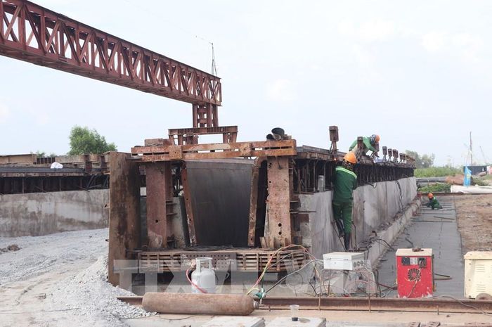 Công nhân thi công đúc dầm cầu trên công trường cao tốc Cái Nước - Đất Mũi. Ảnh: Tuấn Phi - TTXVN