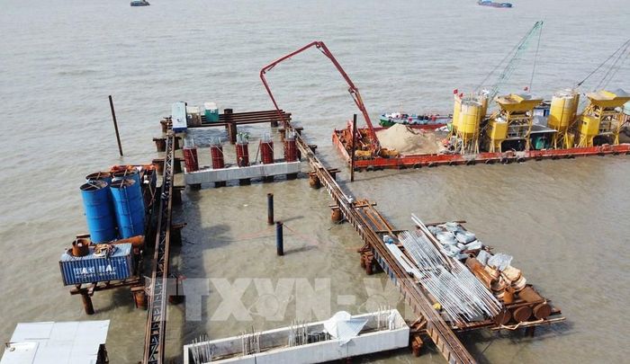 Tranh thủ thời tiết thuận lợi trên biển, Ban Trường Sơn 10 đẩy nhanh tiến độ thi công. Ảnh: Tuấn Phi - TTXVN