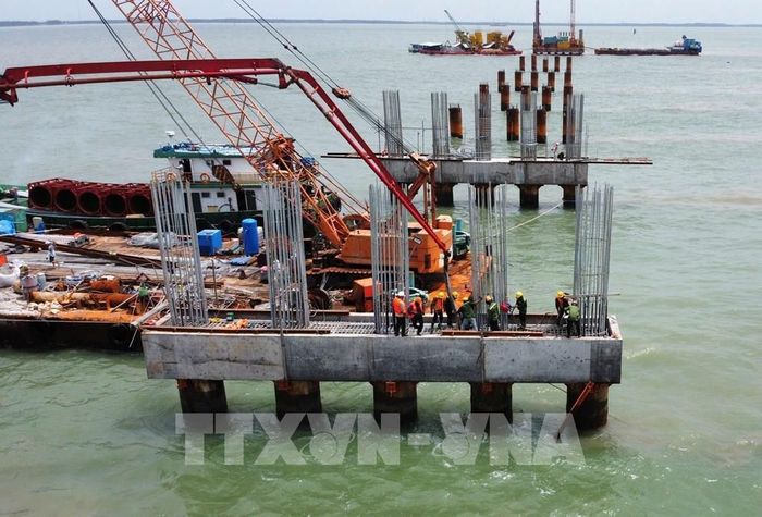 Binh đoàn 12 đã huy động hơn 1.000 kỹ sư, công nhân, 220 thiết bị máy móc phục vụ thi công Dự án Đường giao thông ra đảo Hòn Khoai. Ảnh: Tuấn Phi - TTXVN