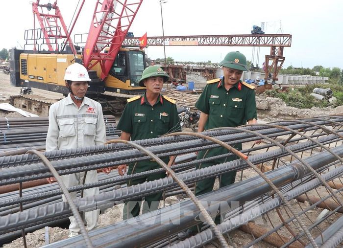 Ban điều hành Ban Trường Sơn Nam khảo sát thi công trên công trường cao tốc Cà Mau - Cái Nước. Ảnh: Tuấn Phi - TTXVN