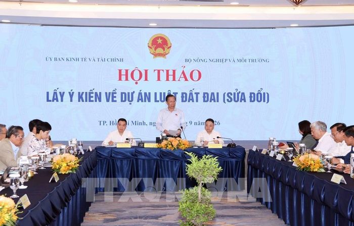 Ông Phan Văn Mãi, Chủ nhiệm Ủy ban Kinh tế và Tài chính, chủ trì Hội thảo. Ảnh: Xuân Khu-TTXVN