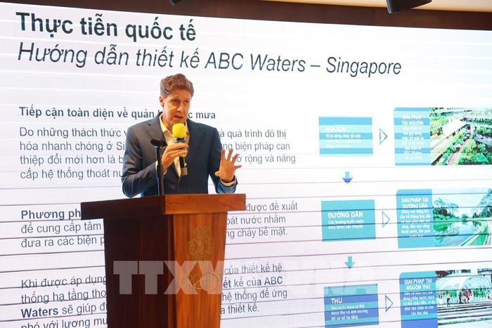 Đại diện đơn vị tư vấn Omgeving giới thiệu kinh nghiệm quốc tế và các giải pháp quản lý rủi ro ngập tích hợp tại Hội thảo. Ảnh: Hồng Đạt - TTXVN 