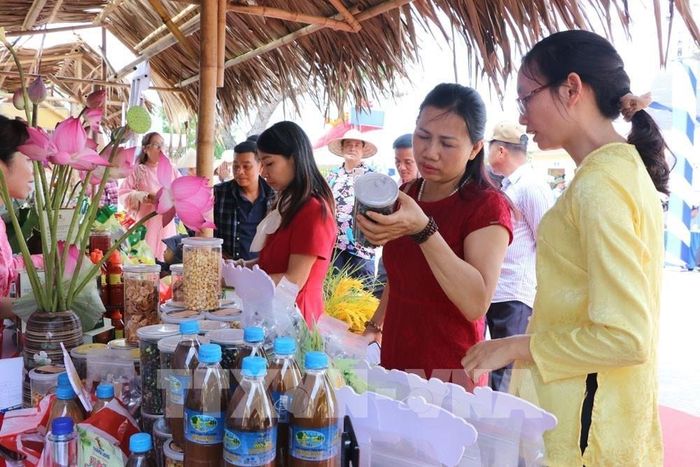 Người dân hào hứng tham quan, tìm hiểu và mua sắm các sản phẩm OCOP tiêu biểu. Ảnh: Mạnh Minh - TTXVN
