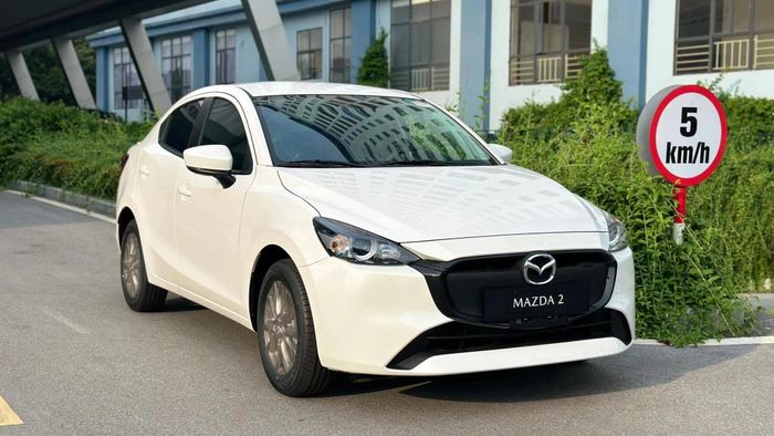 Mazda 2 doanh số ổn định qua từng tháng, hiện là mẫu xe có giá bán thấp nhất trong ba mẫu ô tô dẫn đầu doanh số phân khúc. Ảnh minh hoạ