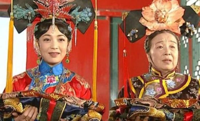Hoàng hậu và Dung Ma Ma - cặp phản diện kinh điển của Hoàn Châu Cách Cách.