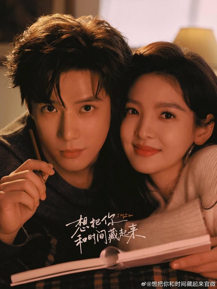 Muốn Giấu Em Cùng Thời Gian có sự tham gia của Chương Nhược Nam và Vương An Vũ. Cả hai được đánh giá phù hợp với dòng phim hiện đại, đặc biệt tạo cảm giác đẹp đôi qua những hình ảnh đầu tiên được công bố. Ảnh: NSX