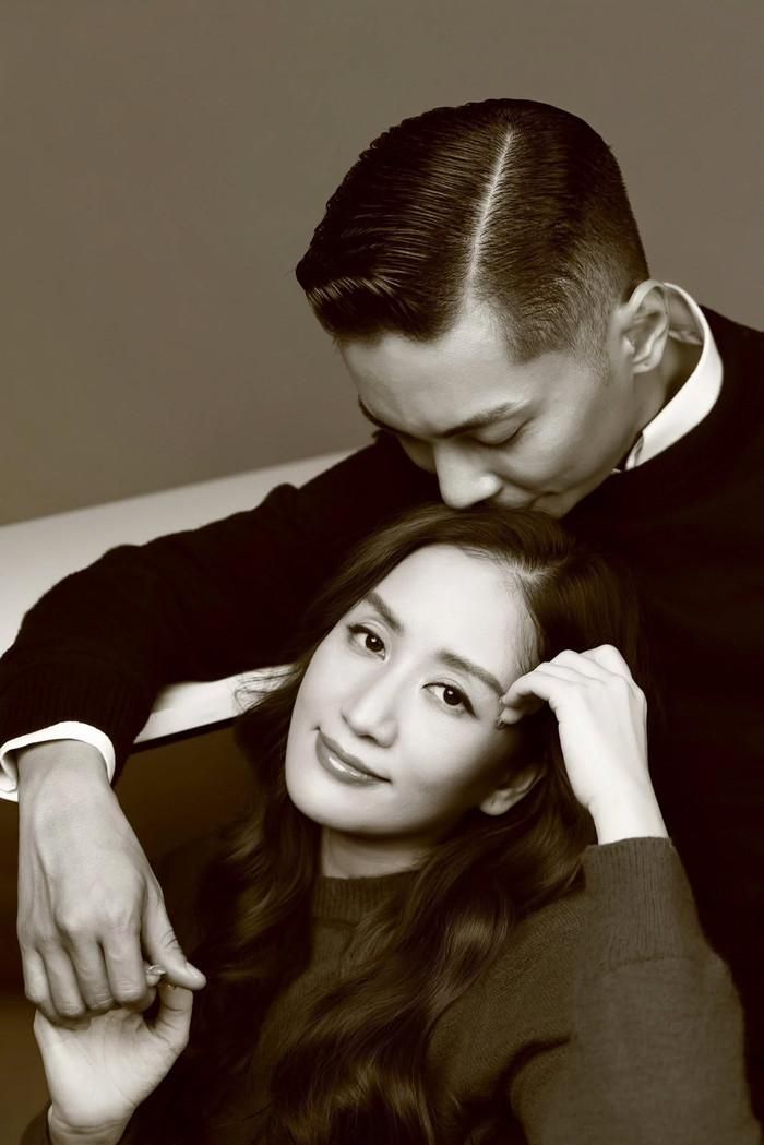Khánh Thi xúc động khi nhìn lại hành trình đã qua cùng chồng kém 11 tuổi.