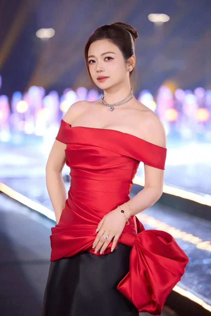 Nền tảng nhiều năm làm nghệ sĩ múa giúp NSƯT Kiều Anh duy trì thói quen vận động và vóc dáng cân đối ở tuổi 45.