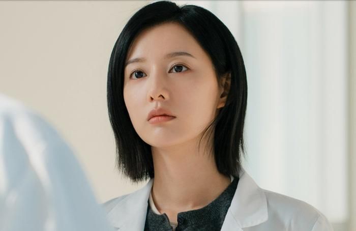 Kim Ji Won hóa thân thành nữ bác sĩ thiên tài trong Doctor X.