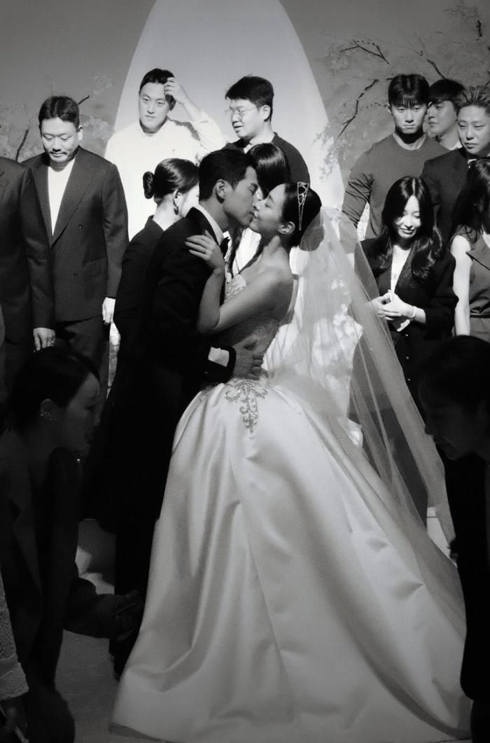 Ryu Hwa Young và chồng thoải mái ôm nhau và trao cho đối phương những nụ hôn nồng nhiệt ngay giữa không gian tiệc cưới.