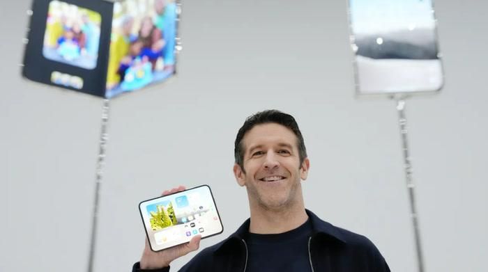 John Ternus, giám đốc điều hành của Apple Inc., cầm chiếc điện thoại thông minh iPhone Duo có thể gập lại trong sự kiện ra mắt sản phẩm tại Apple Park ở Cupertino, California, Mỹ. Ảnh: Bloomberg