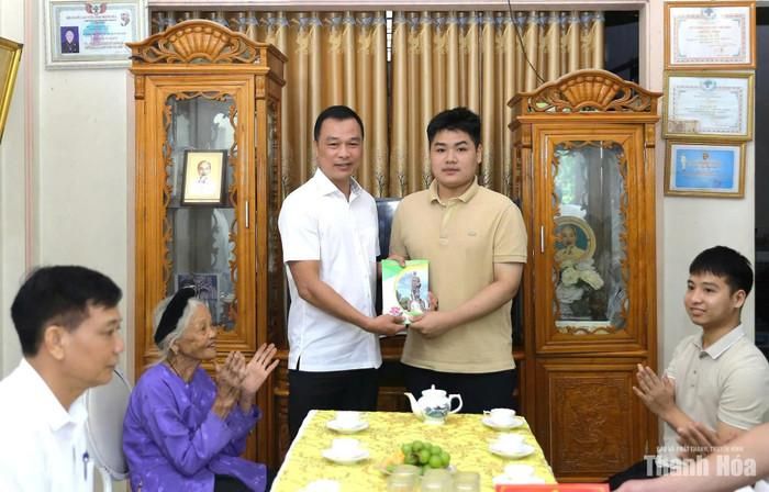 Chủ tịch UBND tỉnh Tô Anh Dũng tặng quà chúc mừng em Ngô Văn Hiếu trúng tuyển bác sĩ nội trú, Trường Đại học Y Hà Nội và động viên em tiếp tục nỗ lực, cố gắng trong học tập, rèn luyện. Ảnh: báo Thanh Hóa