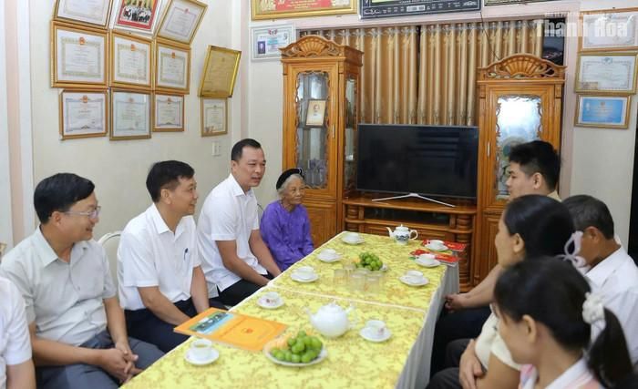 Chủ tịch UBND tỉnh Tô Anh Dũng thăm, chúc mừng hai em Ngô Văn Hiếu và Nguyễn Tất Minh. Ảnh: báo Thanh Hóa 
