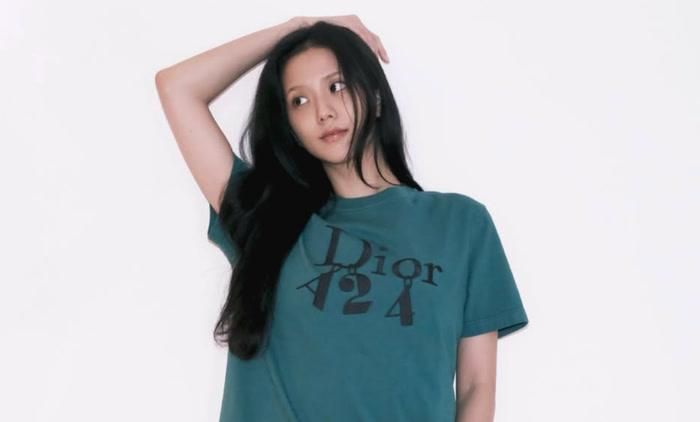 Vốn sở hữu hình ảnh thanh lịch nhưng không kém phần sắc sảo, Jisoo tiếp tục nhận được nhiều lời khen từ người hâm mộ quốc tế.