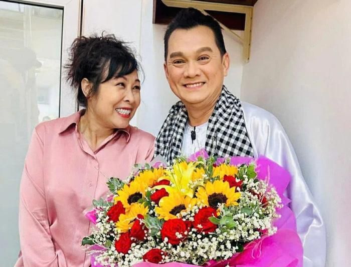 Sau Nhà Mình Đi Thôi, Hồng Vân và Hữu Châu tái hợp trong Lên Hương.