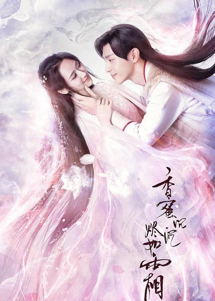 Phát sóng năm 2018, Hương Mật Tựa Khói Sương vẫn là một trong những tác phẩm huyền huyễn được nhiều khán giả nhớ đến nhờ câu chuyện tình đầy bi kịch giữa Cẩm Mịch và Húc Phượng. Dương Tử, Đặng Luân và La Vân Hi lần lượt đảm nhận Cẩm Mịch, Húc Phượng và Nhuận Ngọc trong bộ phim chuyển thể từ tiểu thuyết của Điện Tuyến. Cẩm Mịch vốn là con gái của Hoa Thần nhưng từ khi sinh ra đã bị cho uống Vẫn Đan, khiến nàng không thể cảm nhận tình yêu. Mọi chuyện thay đổi khi cô cứu Hỏa Thần Húc Phượng và theo chàng lên Thiên giới. Tình cảm giữa hai người dần nảy sinh nhưng Cẩm Mịch không nhận ra những rung động của mình, trong khi Nhuận Ngọc cũng bước vào mối quan hệ này, khiến những ân oán từ thế hệ trước ngày càng phức tạp. Bi kịch lên đến đỉnh điểm khi Cẩm Mịch tự tay giết Húc Phượng trước khi nhận ra tình yêu của mình. Sau đó, cô phải đối diện với mất mát và hành trình chuộc lại những sai lầm đã gây ra. Chính câu chuyện tình nhiều day dứt, cùng thế giới thần tiên được xây dựng giàu màu sắc, giúp Hương Mật Tựa Khói Sương giữ được vị trí riêng trong ký ức của khán giả yêu phim cổ trang.