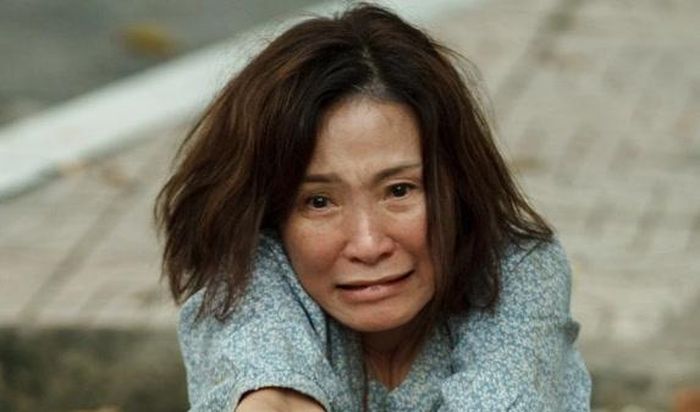 Hồng Đào gây xúc động với vai người mẹ mắc Alzheimer trong Mang Mẹ Đi Bỏ. 