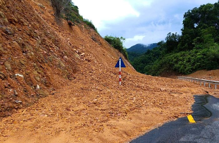 Tuyến đường 74 mới hoàn thành thông tuyến trong tháng 8 nay sạt lở nhiều điểm do mưa lớn