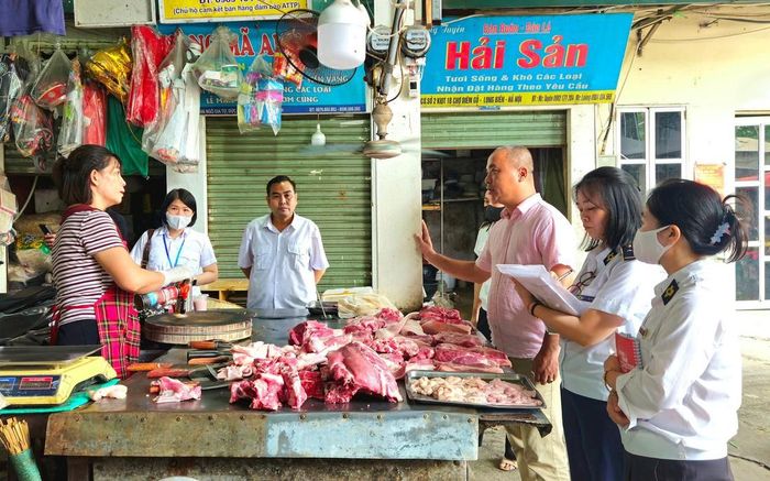 Đoàn kiểm tra số 2 của Sở Nông nghiệp và Môi trường Hà Nội kiểm tra công tác quản lý giết mổ, kinh doanh thực phẩm tại phường Việt Hưng