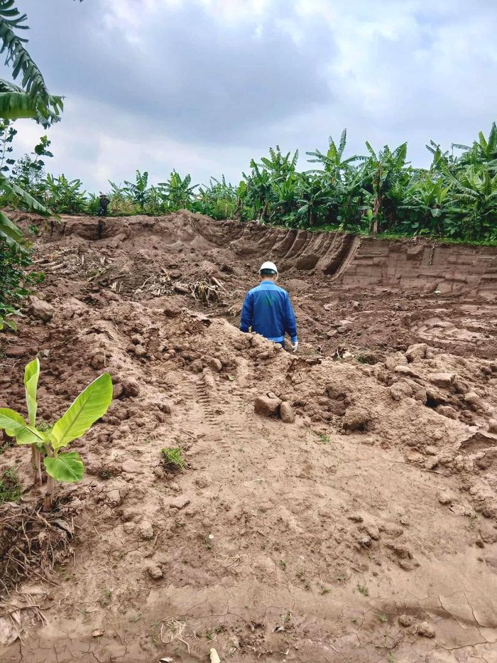 Khu vực đất nông nghiệp bị đào xúc, có nơi sâu đến 2 mét