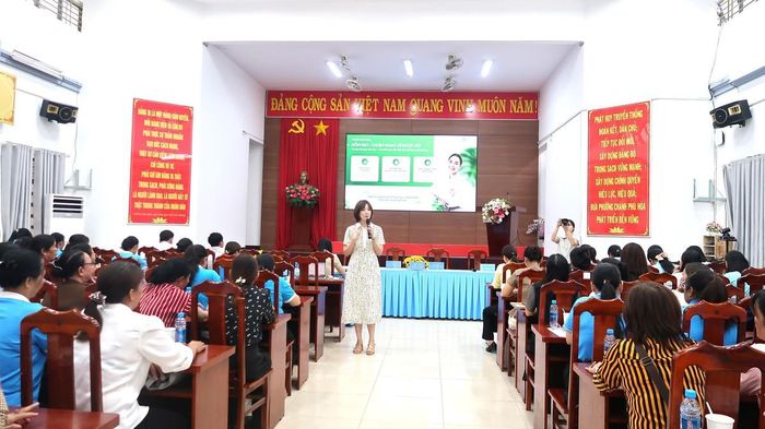 Chị Nguyễn Thị Trang Phương được mời làm báo cáo viên chuyên đề “Khởi nghiệp và quản lý tài chính cá nhân” cho phụ nữ tại phường Chánh Phú Hoà, TPHCM.